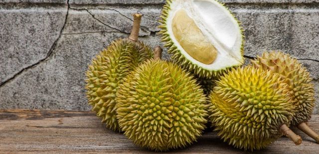 Mách bạn cách khui sầu riêng đơn giản, dễ dàng, chưa đầy 1 phút 2 Cách khui sầu riêng bằng gỗ